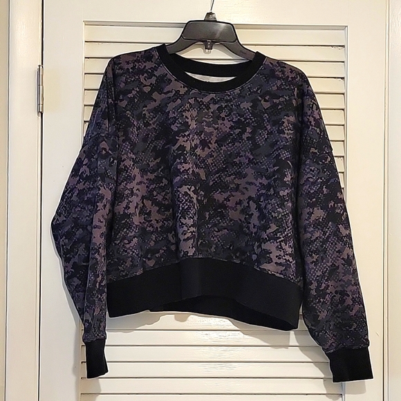 NWOT Under Armour Cropped digital camo sweatshirt sz S - Picture 1 of 3